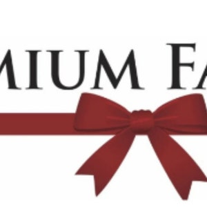 Op de afbeelding: Een logo voor een bedrijf genaamd "PREMIUM FAVORS" met een rood lint en strik.