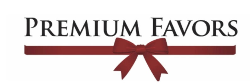Op de afbeelding: Een logo voor een bedrijf genaamd "PREMIUM FAVORS" met een rood lint en strik.