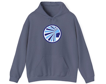 Può includere: Una felpa con cappuccio blu scuro con un logo blu e bianco di un copricapo nativo americano sul davanti.