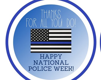Puede incluir: Dos pegatinas circulares azules y blancas con un fino borde azul. Las pegatinas muestran una bandera estadounidense con una franja azul en el medio. El texto en las pegatinas dice "¡Gracias por todo lo que haces! ¡Feliz Semana Nacional de la Policía!"