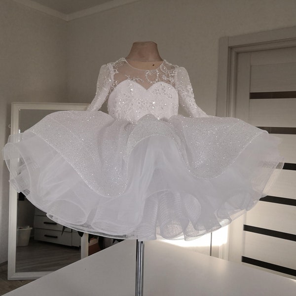 Une robe de demoiselle d'honneur blanche scintillante avec un corsage brodé. Robe de princesse Lush brillante, robe 12-18 mois, robe tutu blanche