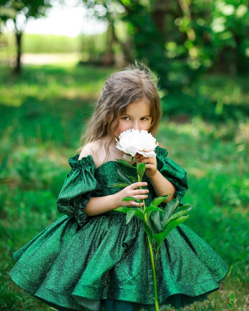 Abito da ragazza di fiori scintillante color smeraldo con maniche a sbuffo, abito verde gonfio lucido 3t, abito da bambina verde brillante per Natale immagine 2