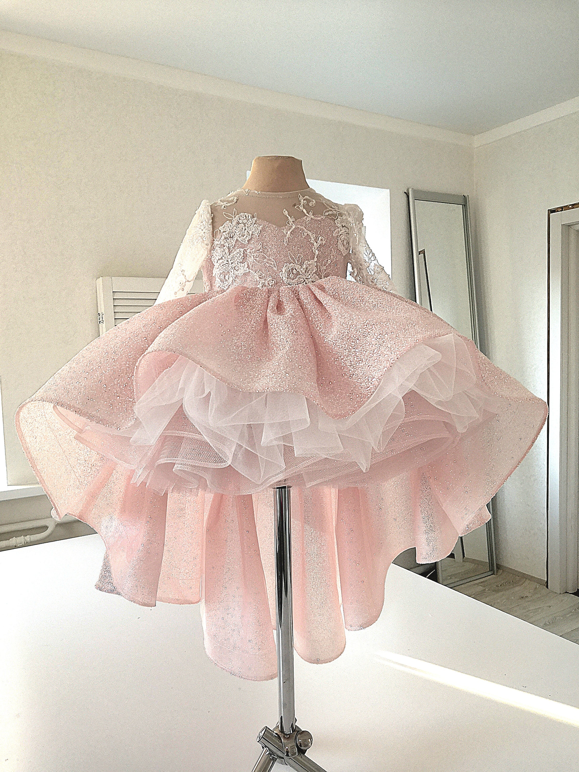 Ein funkelndes Blumenmädchenkleid mit besticktem Oberteil und Schleppe. Puderfarbenes Prinzessinnenkleid, 18 Monate altes Kleid