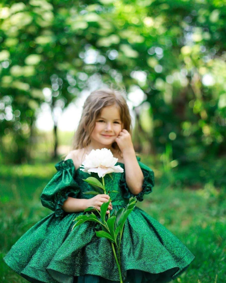 Abito da ragazza di fiori scintillante color smeraldo con maniche a sbuffo, abito verde gonfio lucido 3t, abito da bambina verde brillante per Natale immagine 5