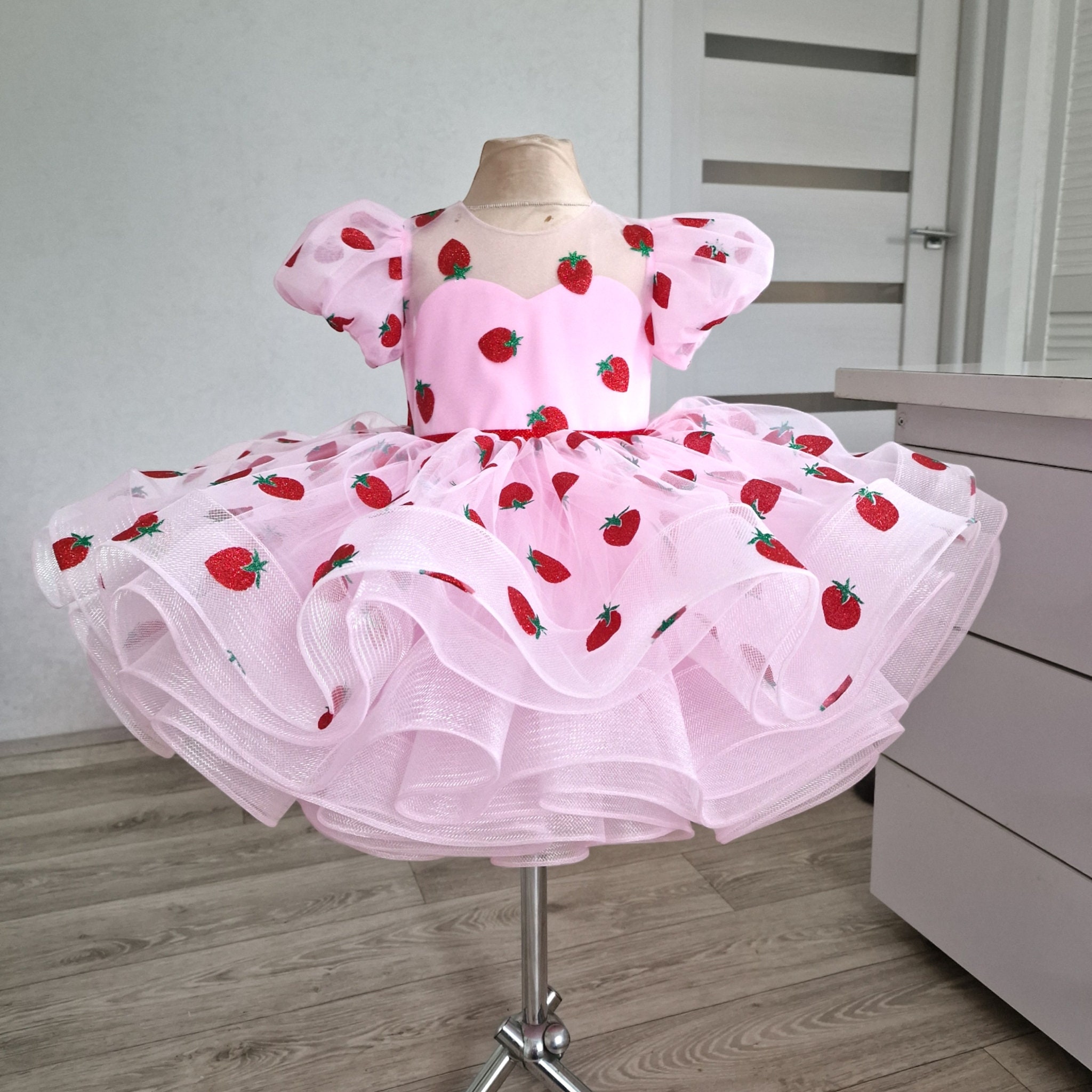 Gezwollen roze bloemenmeisjesjurk - sprankelende aardbei-babyjurk, perfect voor een 1e verjaardag