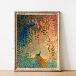 Op de afbeelding: Een ingelijst schilderij van twee pauwen in een weelderige, kleurrijke omgeving. De pauwen zijn afgebeeld in een levendig blauw en groen, met hun uitgespreide staarten. De achtergrond is een zachte, wazige mix van roze, oranje en geel, wat een dromerige sfeer cre&euml;ert.