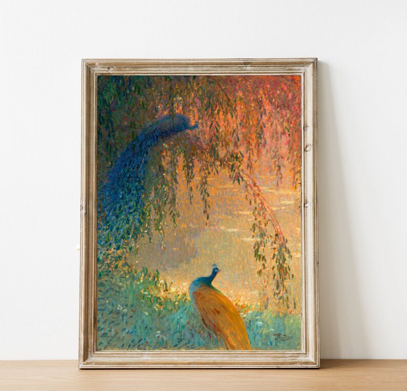 Op de afbeelding: Een ingelijst schilderij van twee pauwen in een weelderige, kleurrijke omgeving. De pauwen zijn afgebeeld in een levendig blauw en groen, met hun uitgespreide staarten. De achtergrond is een zachte, wazige mix van roze, oranje en geel, wat een dromerige sfeer cre&euml;ert.