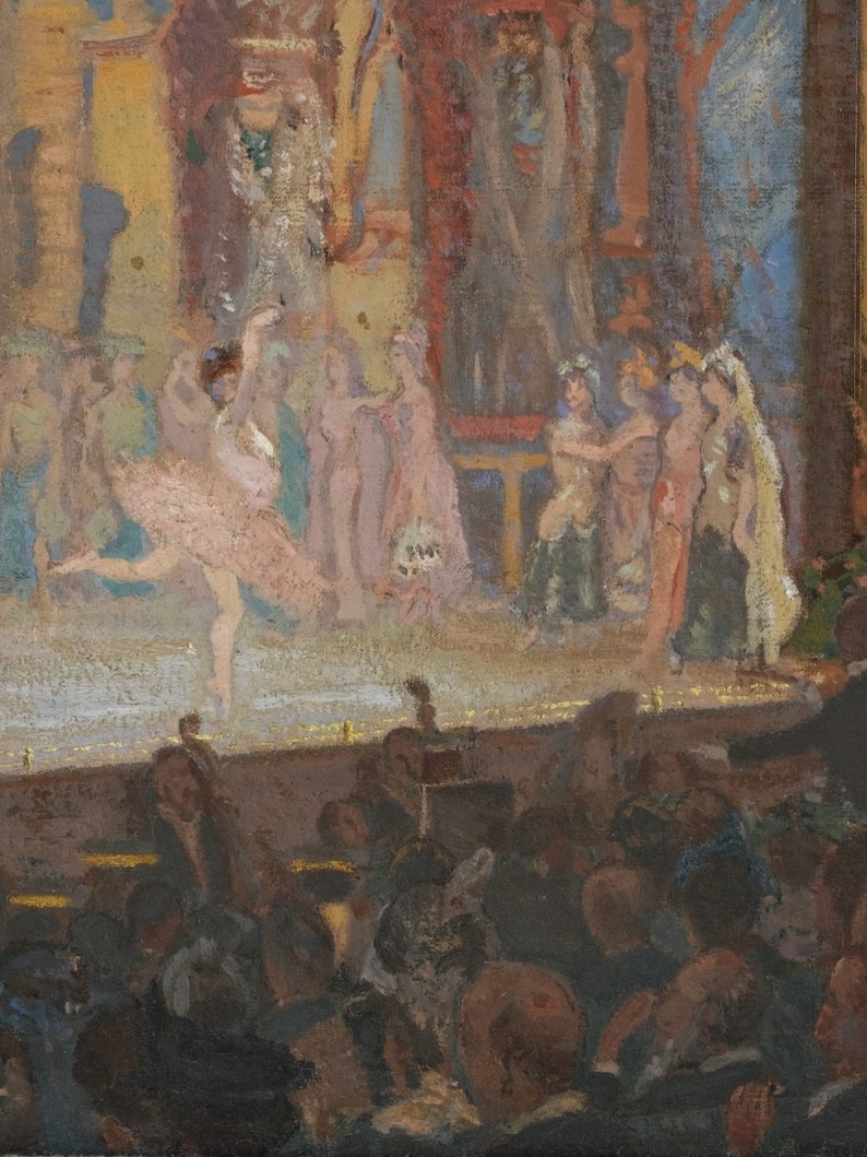 Pode incluir: Uma pintura que retrata uma apresenta&ccedil;&atilde;o de bal&eacute; no palco. As bailarinas usam tutus cor-de-rosa e sapatos brancos. A plateia est&aacute; sentada na parte inferior do teatro, assistindo &agrave; apresenta&ccedil;&atilde;o.