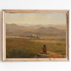 Op de afbeelding: Een schilderij dat een eenzame figuur toont die op een rotsachtige uitstulping zit met uitzicht op een uitgestrekt, glooiend landschap. De sc&egrave;ne is geschilderd in gedempte tinten bruin, groen en blauw, met een verre lijn van bomen en een kleine groep figuren in de middengrond. Het schilderij is ingelijst in een eenvoudige houten lijst.