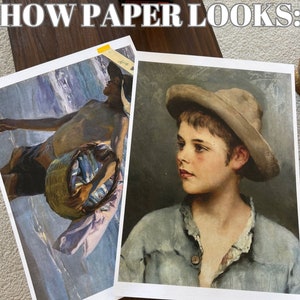 Op de afbeelding: Twee ingelijste schilderijen op een houten oppervlak. Het schilderij aan de linkerkant toont een man die een mand met vis vasthoudt. Het schilderij aan de rechterkant toont een portret van een jonge jongen die een hoed draagt.