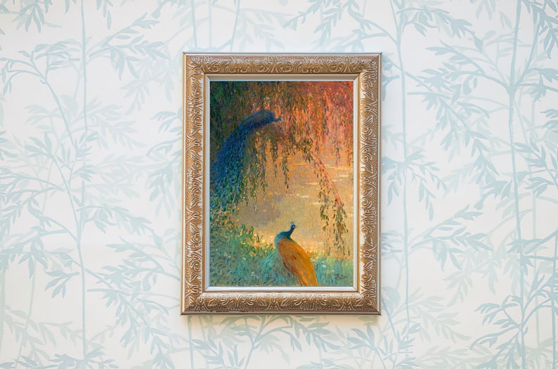 Op de afbeelding: Een ingelijst schilderij van twee pauwen in een bosrijke omgeving. De pauwen staan onder een treurwilg met hun staarten gespreid. Het schilderij is gemaakt in pointillistische stijl en heeft een zachte, dromerige uitstraling.