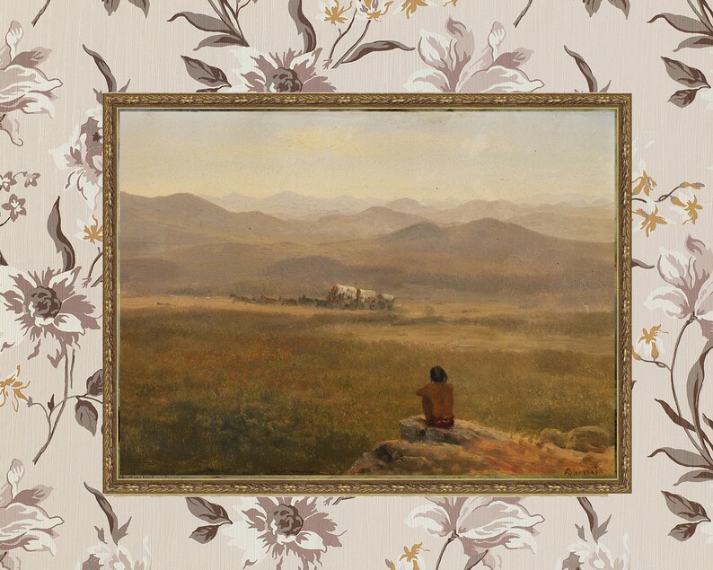 Op de afbeelding: Een ingelijst schilderij dat een landschapsscene afbeeldt met een eenzame figuur die op een rots in de voorgrond zit. Het schilderij toont een uitgestrekt, glooiend landschap met verre bergen en een groep mensen die in de verte reizen. De lucht is zacht, gedempt blauw, en de algehele toon van het schilderij is vredig en sereen.