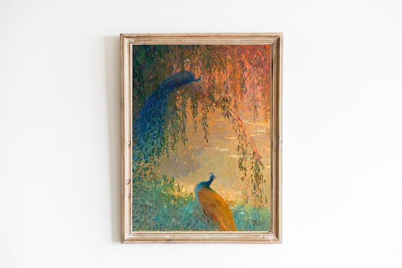 Op de afbeelding: Een ingelijst schilderij van twee pauwen in een weelderig, kleurrijk landschap. De pauwen staan op een open plek omringd door bomen en bladeren. Het schilderij is gemaakt in een stijl die doet denken aan het impressionisme, met zachte penseelstreken en een focus op licht en kleur.