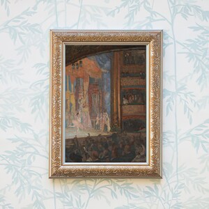 Pode incluir: Uma pintura emoldurada que retrata uma apresenta&ccedil;&atilde;o no palco com um grupo de dan&ccedil;arinos e m&uacute;sicos em frente a um pano de fundo de cortinas e uma varanda. A pintura &eacute; ambientada em um teatro com uma audi&ecirc;ncia em primeiro plano.