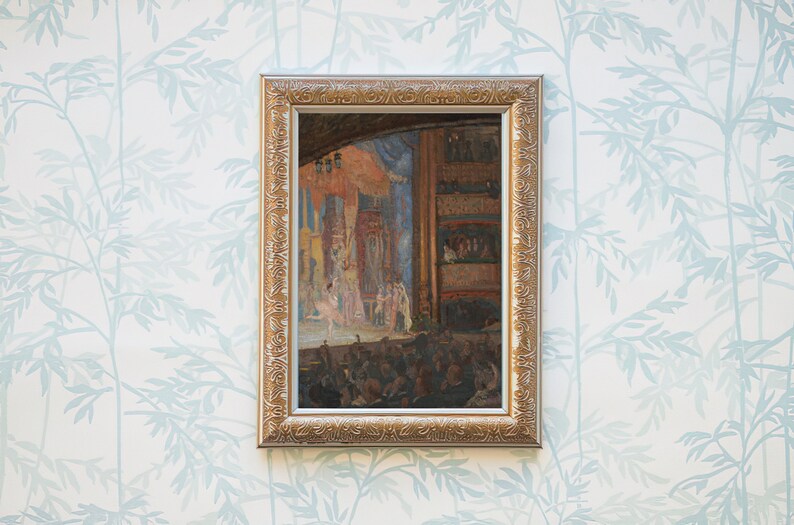 Pode incluir: Uma pintura emoldurada que retrata uma apresenta&ccedil;&atilde;o no palco com um grupo de dan&ccedil;arinos e m&uacute;sicos em frente a um pano de fundo de cortinas e uma varanda. A pintura &eacute; ambientada em um teatro com uma audi&ecirc;ncia em primeiro plano.