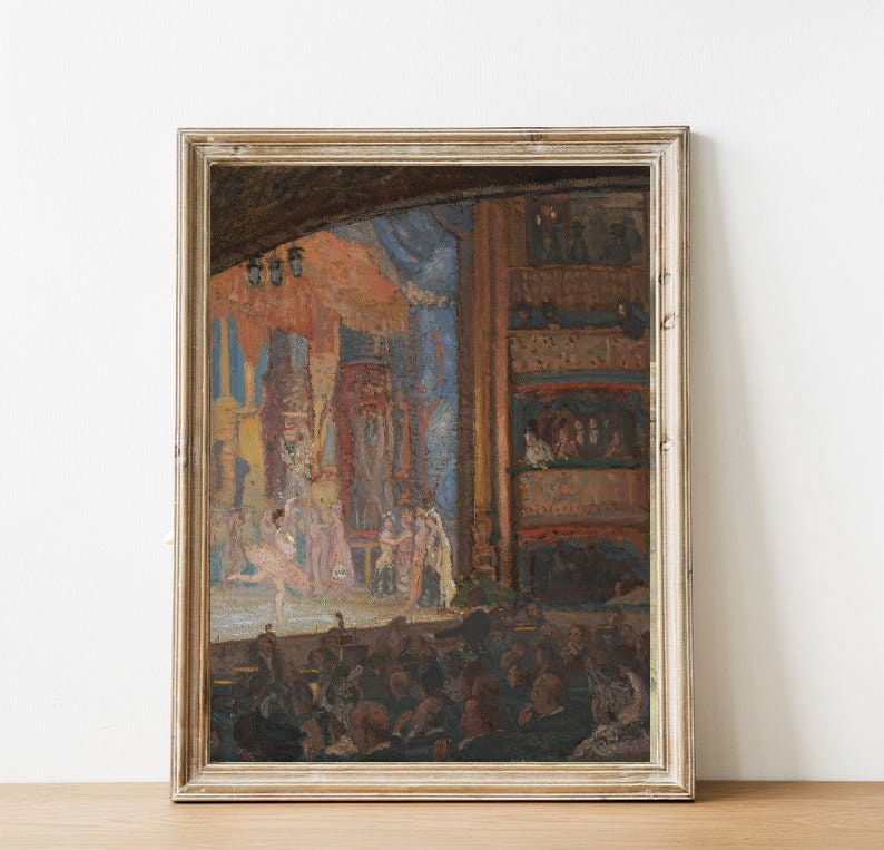 Pode incluir: Uma pintura a &oacute;leo emoldurada que retrata uma apresenta&ccedil;&atilde;o no palco com dan&ccedil;arinos em trajes coloridos. O palco &eacute; iluminado por holofotes e a plateia est&aacute; sentada no n&iacute;vel inferior do teatro.