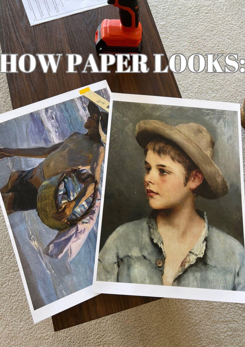 Puede incluir: Dos pinturas enmarcadas sobre una superficie de madera. La pintura de la izquierda muestra a un hombre sosteniendo una cesta de pescado. La pintura de la derecha muestra un retrato de un ni&ntilde;o peque&ntilde;o con un sombrero.
