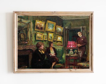 Puede incluir: Una pintura que representa una escena dentro de una habitación con tres personas. Dos mujeres están sentadas en un sofá, mientras que un hombre está de pie cerca de una lámpara con una pantalla rosa. La habitación está decorada con varias pinturas enmarcadas en las paredes.
