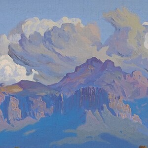 Puede incluir: Una pintura de una cordillera con una gran nube esponjosa en el cielo. Las monta&ntilde;as son de un color morado intenso, y la nube es de un azul claro y blanco.