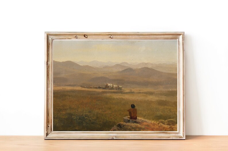 Op de afbeelding: Een ingelijst olieverfschilderij dat een landschapsscene toont met een eenzame figuur die op een rots in de voorgrond zit. De figuur kijkt uit naar een ver weg gelegen karavaan die door een vallei trekt. Het schilderij is geschilderd tegen een achtergrond van glooiende heuvels en een wazige lucht.