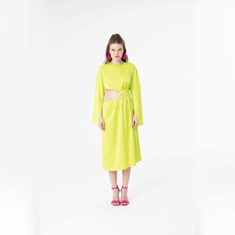 Robe midi en satin avec découpes sur le côté, Robe midi asymétrique, Robe nuisette mi-longue avec corsage à manches longues, Robe unie découpée en citron vert, Robe de cocktail trapèze image 9