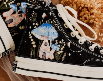 Hoge top met paddestoel geborduurd Converse, paddestoel huis geborduurd Converse custom, vlinder, bloem geborduurde sneakers, champignons geschenken