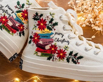 Converse bordados personalizados, zapatos con flores bordadas, Converse bordados con flores y libros personalizados, zapatos con ambiente navideño bordados