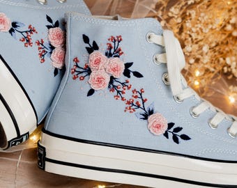 Op maat geborduurde Converse, hoge schoenen met bloemenborduurwerk donkerblauw, sneakers met naam en bloemen geborduurd, bruiloft Converse voor bruid