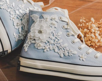 Converse bruiloft voor bruid, hoge Converse bruidsjurk met kant, gepersonaliseerde Converse-sneaker bruiloft, aangepaste naam Converse-borduurwerk, datum