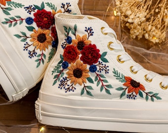 Terracotta saliegroen bruidsboeket geborduurd Converse, verbrande oranje roest bloemen schoenen, boho bruidsarrangement borduurwerk sneaker