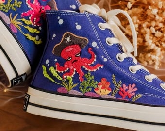 Broderade piratbläckfiskskor, specialdesignade Converse herrskor med havsdjursbroderi, broderade havsskor, Converse-broderi, gåva med hav
