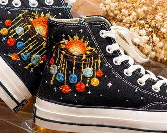 Benutzerdefinierte kosmische gestickte Chuck Taylor High Tops, Stickerei Sonnensystem, einzigartige kundenspezifische Turnschuhe, Astronomie-Liebhaber-Geschenk
