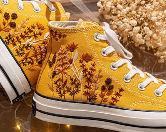 Individuell bestickter Chuck Taylor High Top, Gelbe Stickerei Blume getrocknet, einzigartiger benutzerdefinierter Sneaker bestickt, Vintage-Stil