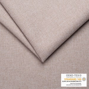 Könnte beinhalten: Nahaufnahme eines beigefarbenen Stoffes mit einer strukturierten Webart. Der Stoff trägt das OEKO-TEX® STANDARD 100 Logo und den Text: "CONFIDENCE IN TEXTILES", "STANDARD 100", "20.HPL.30144 HOHENSTEIN HTTI", "Geprüft auf Schadstoffe.", "www.oeko-tex.com/standard100".