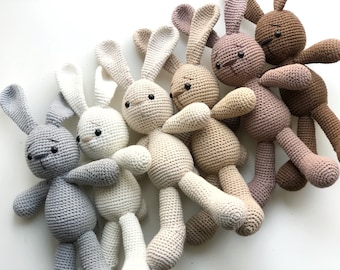 Lapin endormi en coton au crochet pour chambre de bébé, peluche douce, premier jouet pour bébé, compagnon de couchage pour bébé, lapin amigurumi, peluche lapin au crochet, poupée en tricot