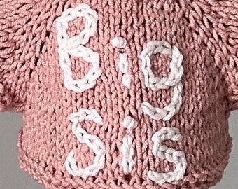 Handgefertigter gestickter Pullover für Hase Spielzeug große Schwester Geschenk, Spielzeug Kleidung mit Namen, gehäkelte 12 ”Puppe Strick Cardigan