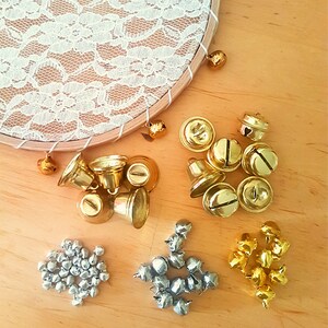 100 Clochettes Dorées 12 Mm Avec œillets - Mini Clochettes Métal Pour Bricolage, Bijoux, Décoration Noël Ou Animaux