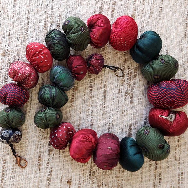 Collier textile | Vert rouge multicolore | Grosses perles en tissu