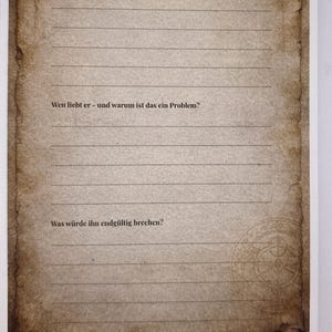 Könnte beinhalten: Ein Charakter-Tiefen-Blatt mit dem Titel "CHARACTER DEPTH SHEET" von Isara Ravencroft. Das Blatt hat ein pergamentartiges Aussehen mit Fragen auf Deutsch, darunter "Was bringt ihn zum Kontrollverlust?" und "Wen liebt er - und warum ist das ein Problem?"