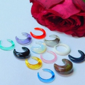 Perno de nariz Todos los coloridos ganchos de media luna Pinchers, tabique, colmillo, medidores hechos a mano, tamaño de nariz de 2 mm. a 10 mm. y tamaño personalizado disponible.