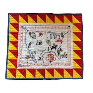 Vintage gequiltet Stickerei Sampler USA frühe Americana Volkskunst Wandbehang. Seltenes Stück gequiltete Geschichte der USA und Amerikas