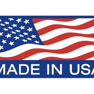 Puede incluir: Una etiqueta rectangular con esquinas redondeadas que presenta un gr&aacute;fico de la bandera de los Estados Unidos con un campo azul de estrellas blancas a la izquierda y rayas horizontales rojas y blancas a la derecha, con el texto blanco MADE IN USA debajo.