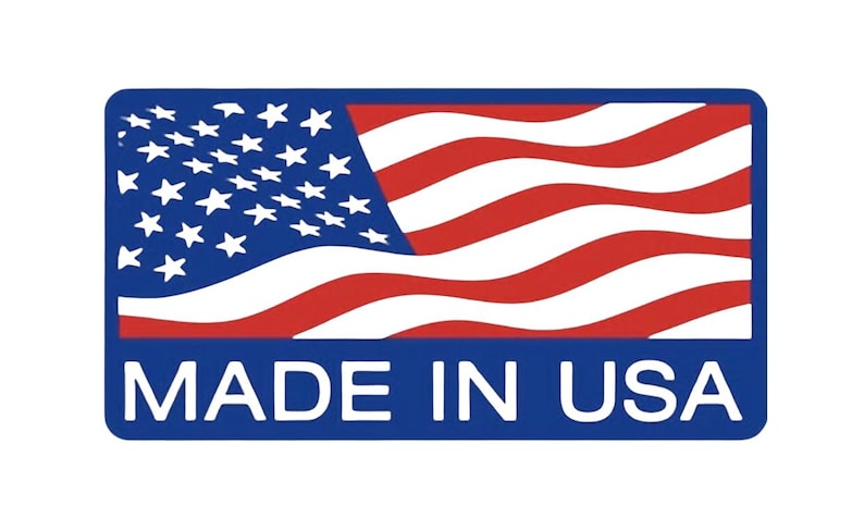 Puede incluir: Una etiqueta rectangular con esquinas redondeadas que presenta un gr&aacute;fico de la bandera de los Estados Unidos con un campo azul de estrellas blancas a la izquierda y rayas horizontales rojas y blancas a la derecha, con el texto blanco MADE IN USA debajo.