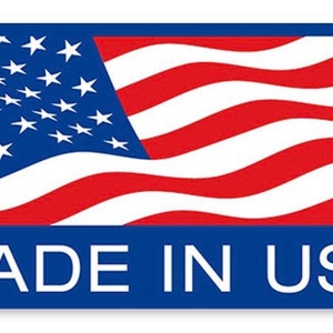 K&ouml;nnte beinhalten: Ein blaues Rechteck mit einer rot-wei&szlig;-blauen amerikanischen Flagge im Hintergrund und dem Text "MADE IN USA" in Wei&szlig;.