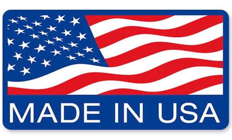 K&ouml;nnte beinhalten: Ein blaues Rechteck mit einer rot-wei&szlig;-blauen amerikanischen Flagge im Hintergrund und dem Text "MADE IN USA" in Wei&szlig;.