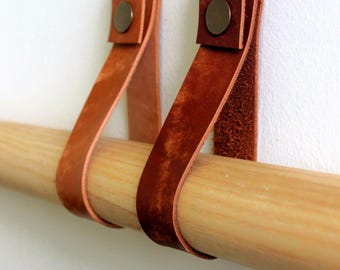 Leren riem voor wandmontage met decoratieve knop