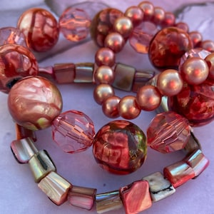 Set von drei pinken Stapelarmbändern