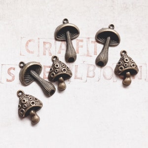 6 Retro style Mushrooms charm pendants, DIY craft & Jewellery decoration, Bronze Mushroom bulk charms, Jewellery findings