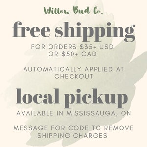 Op de afbeelding: Een afbeelding met een groene aquarel achtergrond en witte tekst die "Willow Bud Co." luidt. De tekst "free shipping" staat in grote, vetgedrukte, grijze letters. De tekst eronder luidt "FOR ORDERS $35+ USD OR $50+ CAD AUTOMATICALLY APPLIED AT CHECKOUT local pickup AVAILABLE IN MISSISSAUGA, ON MESSAGE FOR CODE TO REMOVE SHIPPING CHARGES".