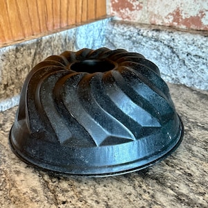 Vintage aluminum fluted pan, black metal baking pan, vintage patina, jello mold, bundt pan, primitive kitchen decor, primitive centerpiece